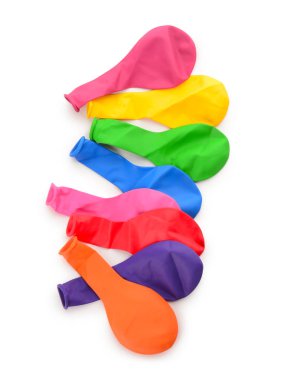 Beyaz arka planda renkli balonlar. Üst görünüm