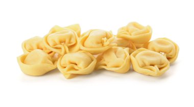 Beyaz arka planda bir sürü çiğ hamur köftesi