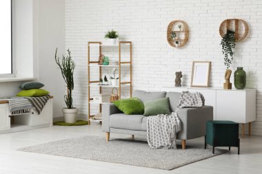 Kanepe, puf ve yumuşak yastıklı modern oturma odası.