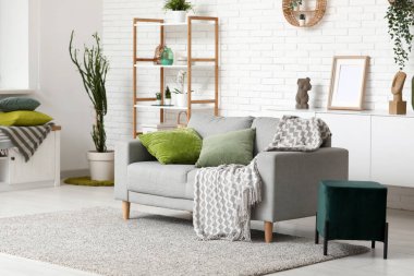Kanepe, puf ve yumuşak yastıklı modern oturma odası.