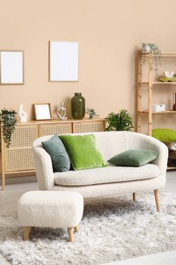 Kanepe, puf ve yumuşak yastıklı bir oturma odası.