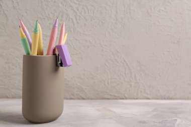 Kalemleri ve zımbası olan bir tutucu