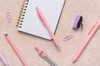 Not defterli kalemler ve bej grunge arkaplan üzerine farklı okul sayfaları