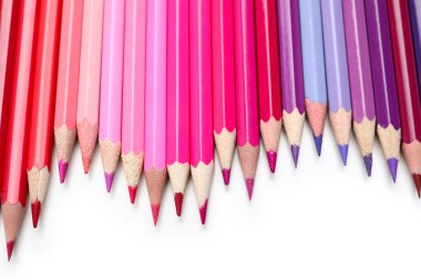 Beyaz arkaplanda parlak kalemler, yakın plan