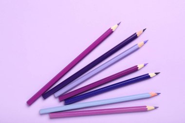 Mor arkaplanda farklı kalemler