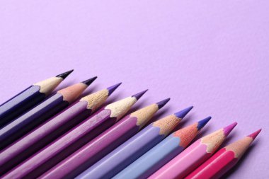 Mor arkaplanda farklı kalem satırları, yakın plan