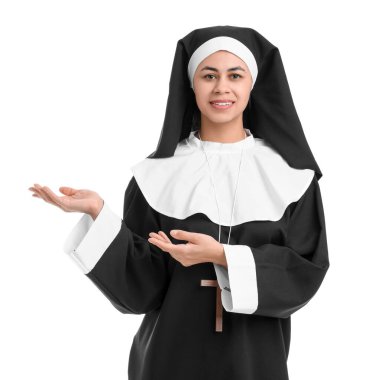 Beyaz arka planda bir şey gösteren genç rahibenin portresi