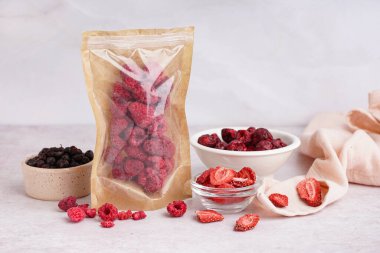 Açık arkaplanda lezzetli dondurulmuş dutlu kompozisyon