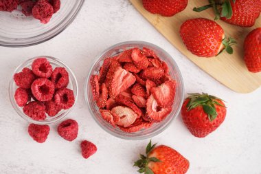 Lezzetli dondurulmuş kase ve açık arkaplanda taze böğürtlen.