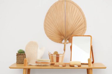 Banyoda fırça ve ayna ile masaj eldiveni