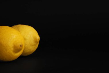 Karanlık arka planda taze olgun limonlar. Erotik ve kadın sağlık hizmetleri kavramı