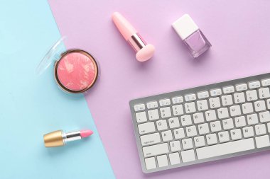 Renk arka planında klavye ve dekoratif kozmetik