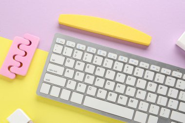 Modern klavye, tırnak ayırıcı ve renk arkaplanı dosyası