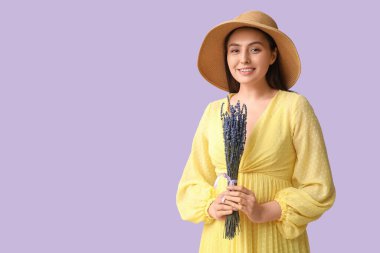 Şapkalı ve eflatun çiçekli güzel bir kadın.