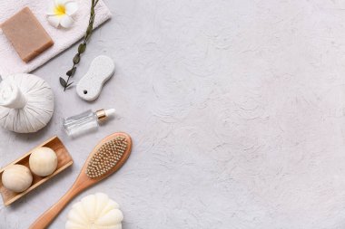 Bitkisel poşetli spa kompozisyonu, banyo süngeri, masaj vücut fırçası, ahşap masaj topları, arkaplanda gerekli yağ ve sabun şişesi