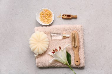 Banyo malzemeleri, nilüfer çiçeği ve arkaplanda deniz tuzu olan güzel bir kompozisyon.