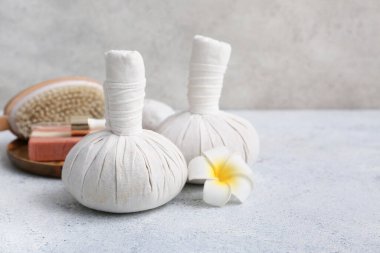 Grunge arka planında bitkisel torbalar ve plumeria çiçeği, yakın plan.