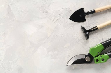 Gri grunge arkaplan üzerinde bahçe araçları