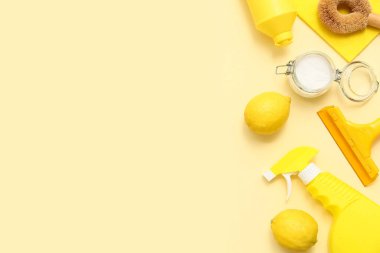 Renkli arkaplanda doğal temizlik malzemesi ve fırça bileşimi