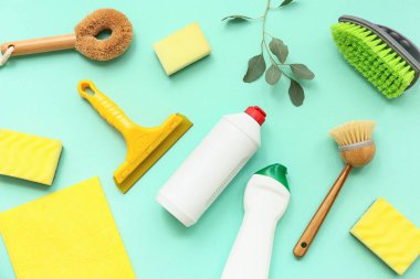 Turkuaz arka planda doğal temizlik malzemesi bileşimi