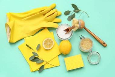 Renkli arkaplanda kabartma tozu, hardal tozu, limon ve temizlik malzemesi bileşimi