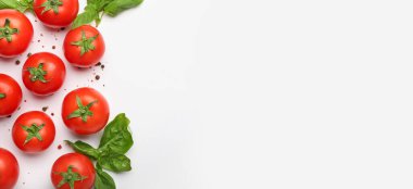 Beyaz zemin üzerinde taze domates, baharat ve fesleğen yaprakları metin ve üst görünüm için yer var.