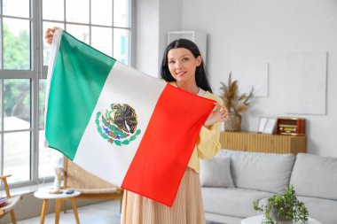 Evde Meksika bayrağı taşıyan genç bir kadın