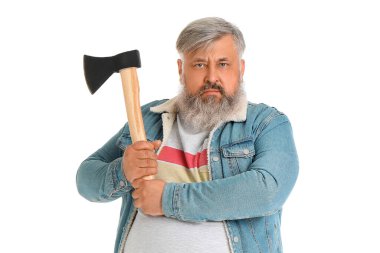 Beyaz arka planda baltası olan olgun oduncu portresi