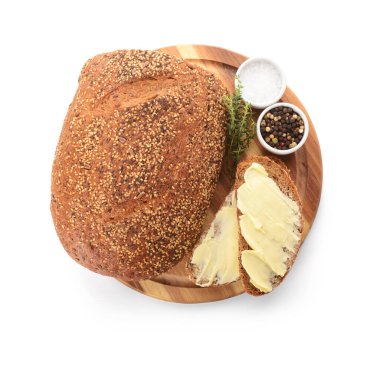 Tahta tahta ekmek dilimleri, taze tereyağı, biber ve beyaz arka planda tuz.