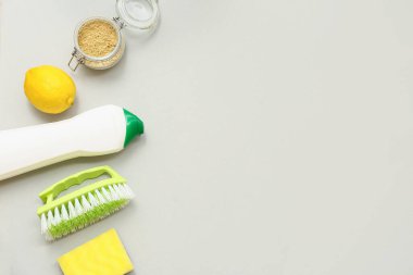 Gri arka planda doğal temizlik malzemesi bileşimi