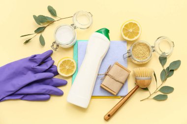 Renkli arkaplanda doğal temizlik malzemesi ve lastik eldiven bileşimi