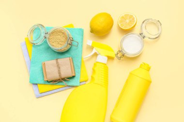 Renkli arka planda farklı doğal temizlik malzemelerine sahip kompozisyon