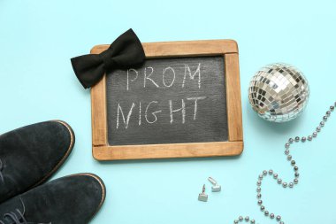 Metin PROM GECE, erkek ayakkabıları ve mavi zemin üzerinde disko topu olan kama tahtası