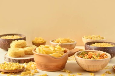 Arka planda farklı hamur işleriyle dolu kaseler