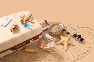 Bej arka planda bavul ve seyahat aksesuarları