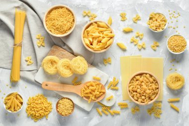 Açık arkaplanda farklı ham makarnayla kompozisyon