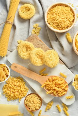 Açık arkaplanda farklı ham makarnayla kompozisyon