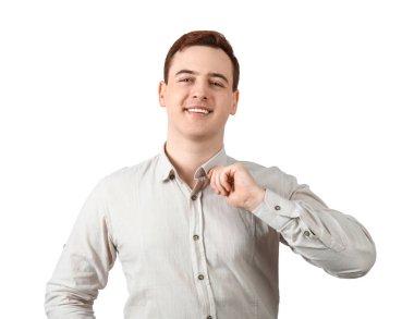 Beyaz arka planda şık gömlekli mutlu genç adam.