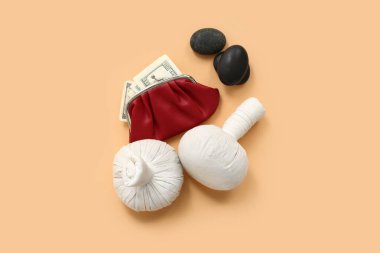 Para dolu cüzdan, spa taşları ve rengarenk masaj torbaları.