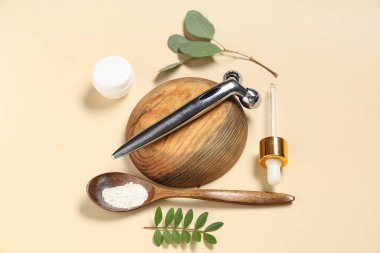 Yüz masajı silindiri ve bej arka planda kozmetik maske için doğal malzemeler
