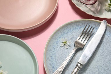 Pembe arka planda çiçek açan güzel masa ayarı