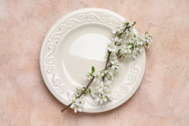 Bej arkaplanda çiçek açan dalları olan güzel masa ayarları