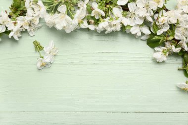 Yeşil ahşap arka planda çiçek açan güzel bir dal