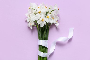 Leylak arkaplanda bir buket güzel nergis çiçeği