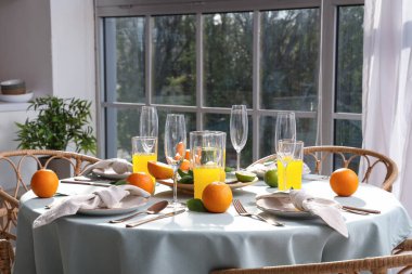 Oturma odasında narenciye ve portakal suyu olan güzel bir masa.