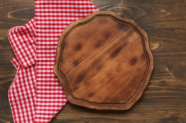 Tahta ve tahta peçeteli masa ayarları ahşap arka planda