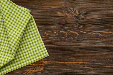 Ahşap zemin üzerinde yeşil kareli peçete