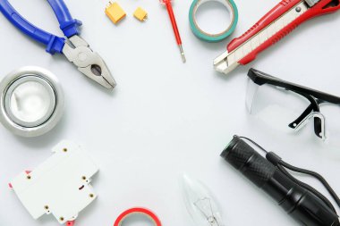 Beyaz arkaplanda elektrikçinin araçlarından yapılmış çerçeve