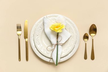 Bej arka planda güzel çiçekli şık masa ayarları