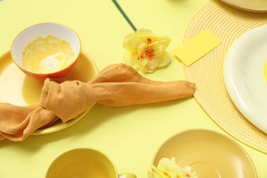 Sarı arka planda güzel çiçekli şık masa ayarları